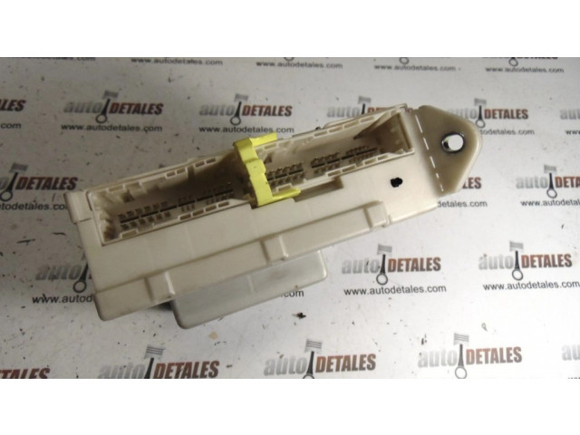 Блок предохранителей  8273053023   Lexus IS 220D-250-350    