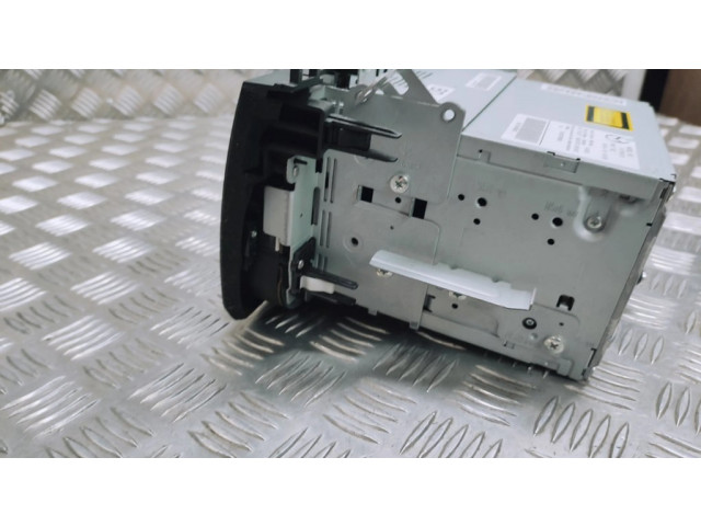 Радио/ проигрыватель CD/DVD / навигация