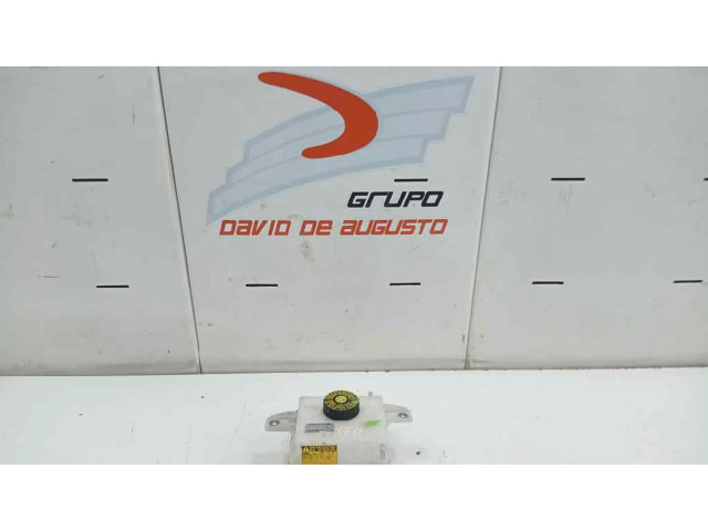 Расширительный бачок тормозной жидкости