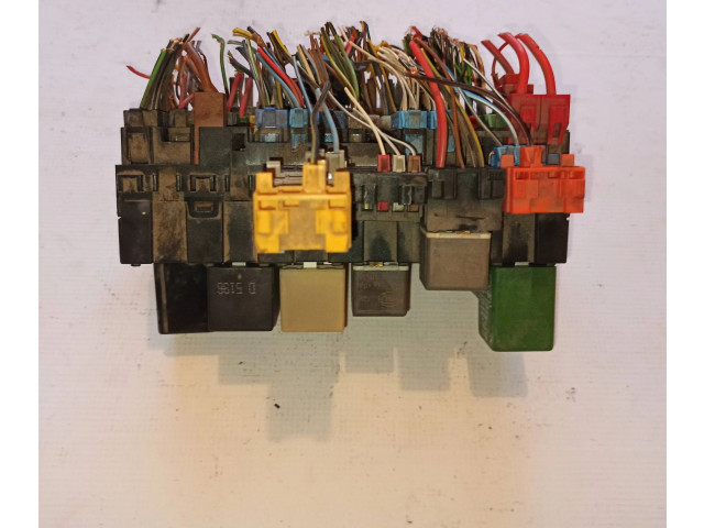 Блок предохранителей  357937039   Volkswagen Transporter - Caravelle T4    