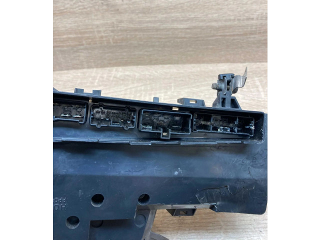 Блок предохранителей YQE102190, 142330031198 Rover 620