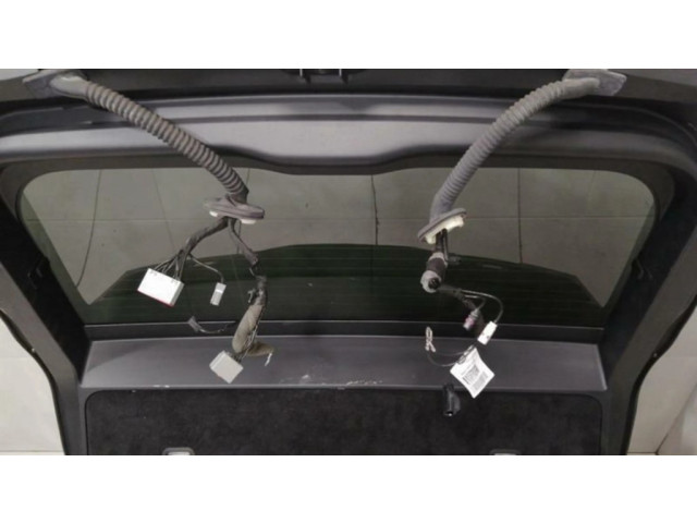 Задняя крышка (багажника)