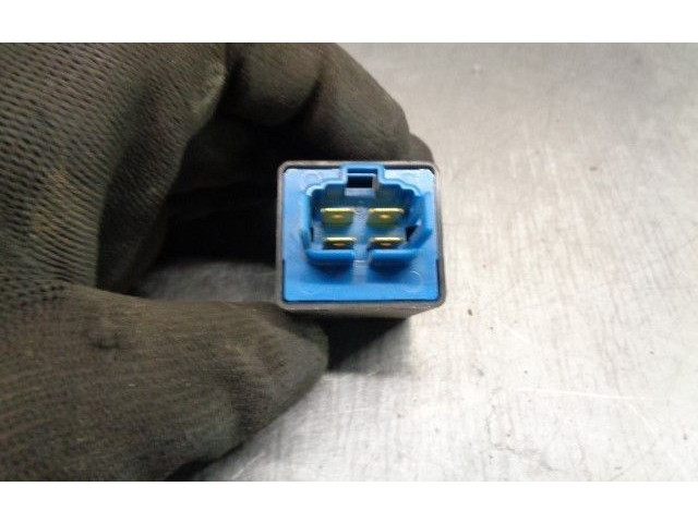 Блок предохранителей 3951027010 KIA Magentis