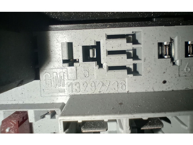 Блок предохранителей 13292736 Opel Meriva B