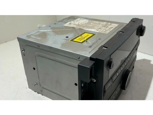 Радио/ проигрыватель CD/DVD / навигация