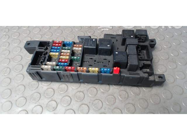 Блок предохранителей  9452993, NICHTZUTREFFEND   Volvo V70    