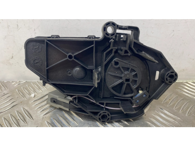 Притягиватель задней крышки