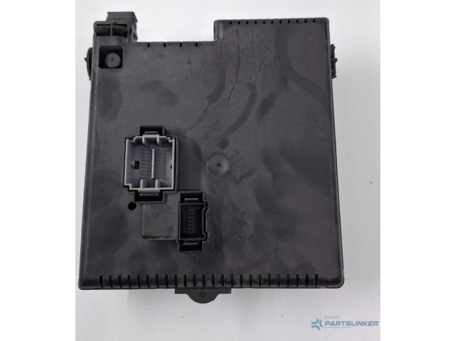 Блок предохранителей 8676391 Volvo S60