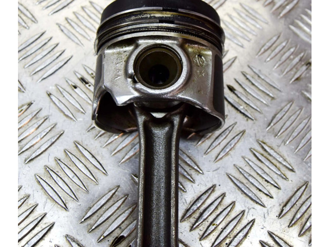 Поршень CLHA 03L107065J, 03L105401A Volkswagen Golf VII для дизельного двигателя 1.6