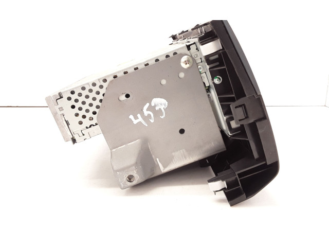 Радио/ проигрыватель CD/DVD / навигация