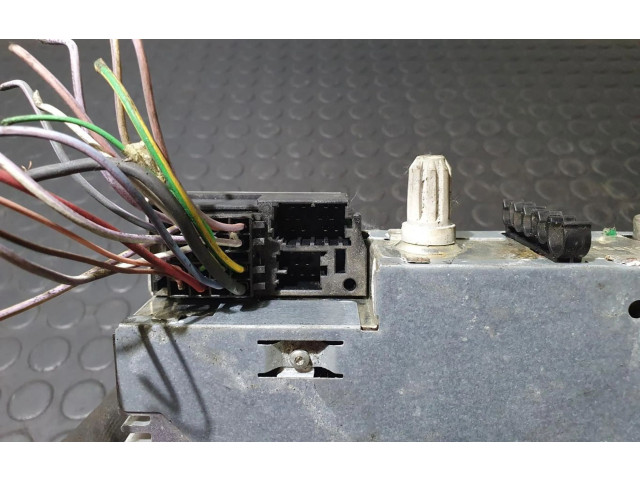 Pojistková skříňka Радио/ проигрыватель / навигация 8200633634T Renault Kangoo I