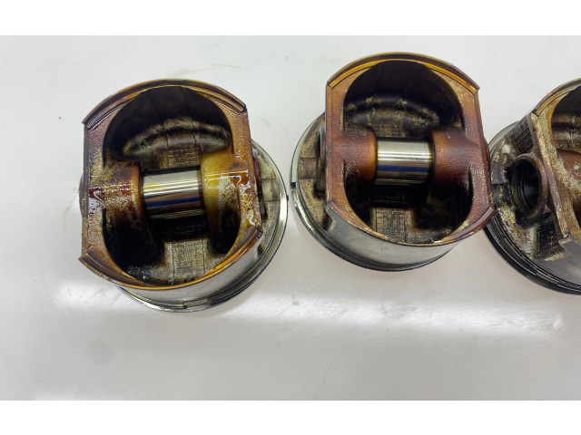 Píst HSB   Subaru Forester SF     