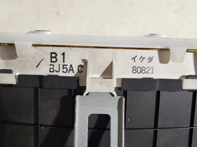 Přístrojová deska  Mazda 323 1998 BJ5AC, 80821  