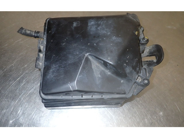 Блок предохранителей  8200683706   Renault Clio III    