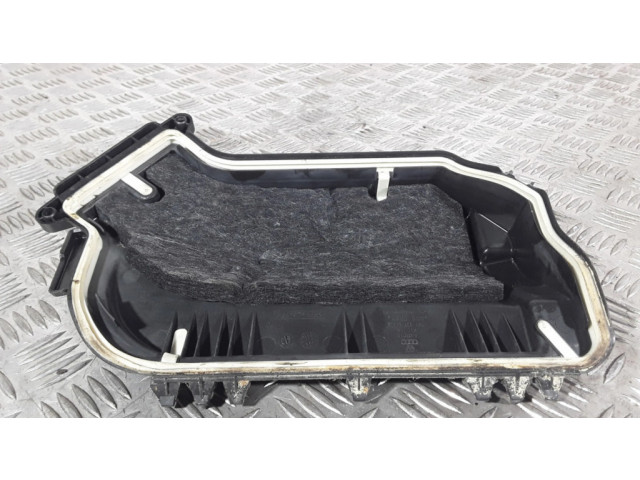 Другая деталь отсека двигателя