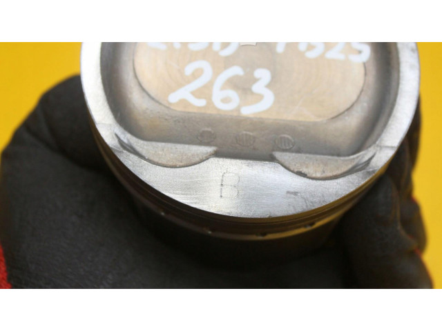 Поршень с шатуном    Subaru Forester SJ       