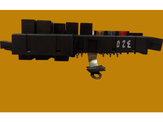 Блок предохранителей  8637841   Volvo S80    