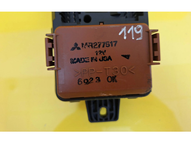Блок предохранителей MR277517 Mitsubishi Carisma