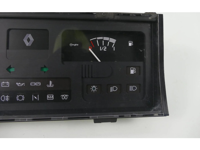 Панель приборов    Renault Clio I       