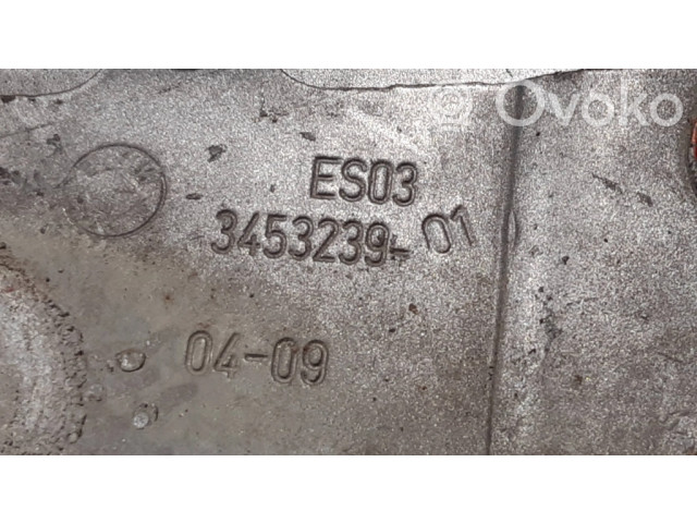 Петля (петли) капота двигателя