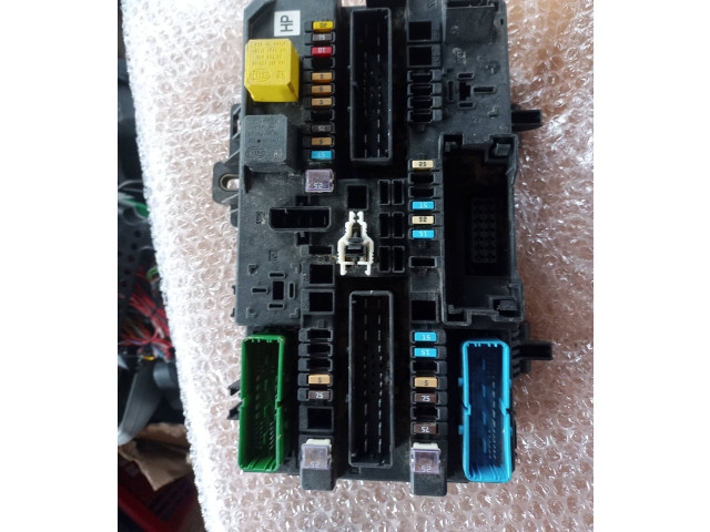 Блок предохранителей 13220830 Opel Astra H