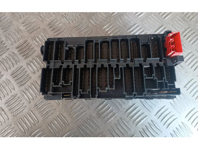 Блок предохранителей  357937039   Volkswagen Transporter - Caravelle T4    