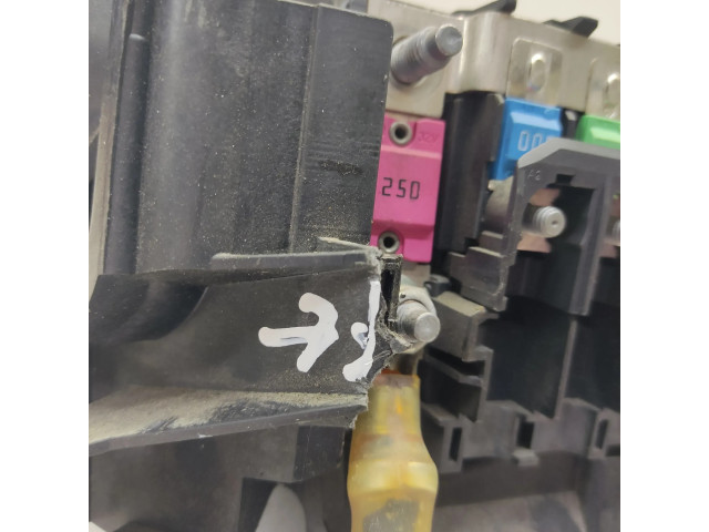 Блок предохранителей A0009827723, A0009828323   Mercedes-Benz A W176    