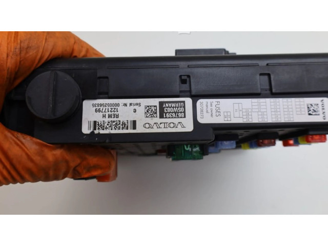 Блок предохранителей  8676391, 8676391   Volvo V70    