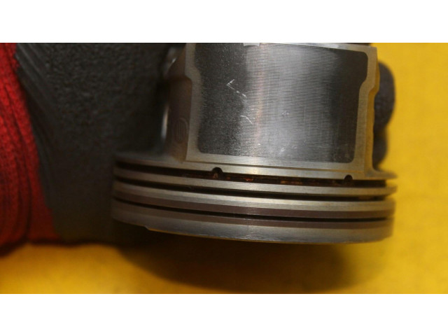  Поршень с шатуном    Volkswagen Golf VI  