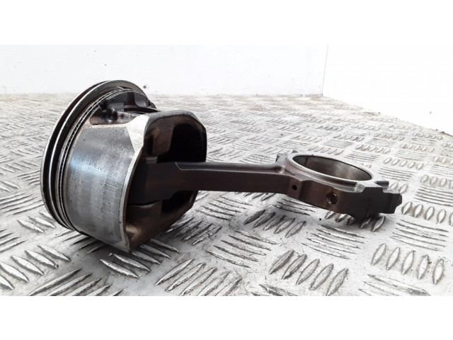 Píst Saab 9-7X pro benzínový motor 4.2