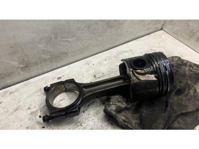  Поршень с шатуном M9R 10587  Renault Trafic II (X83) для дизельного двигателя 2.0