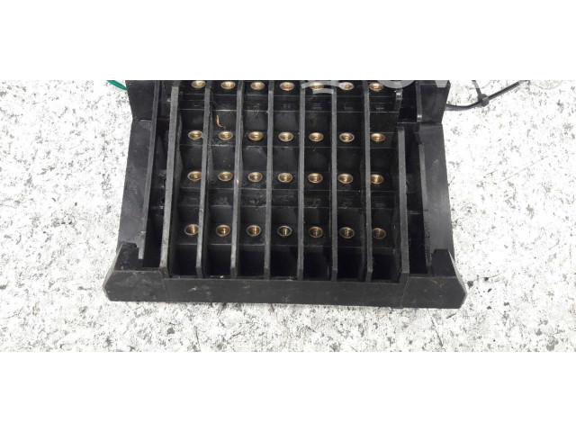 Ящик предохранителей (комплект)       Mercedes-Benz 200 300 W123