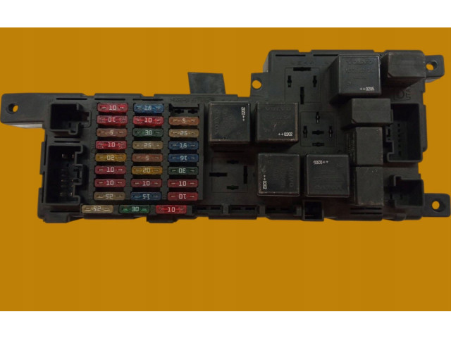 Блок предохранителей  8637841   Volvo S80    