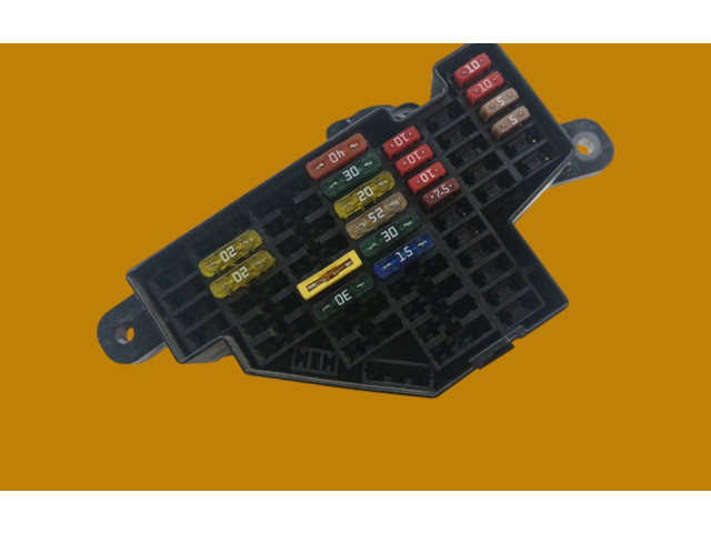 Блок предохранителей  105KM, TDI   Volkswagen Jetta V    