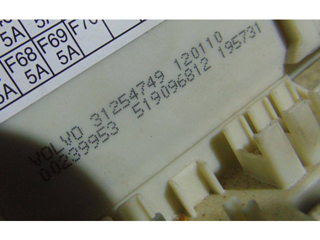 Блок предохранителей 31254749, 519096812 Volvo C30