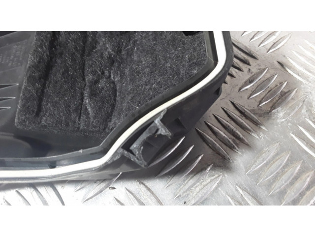 Другая деталь отсека двигателя