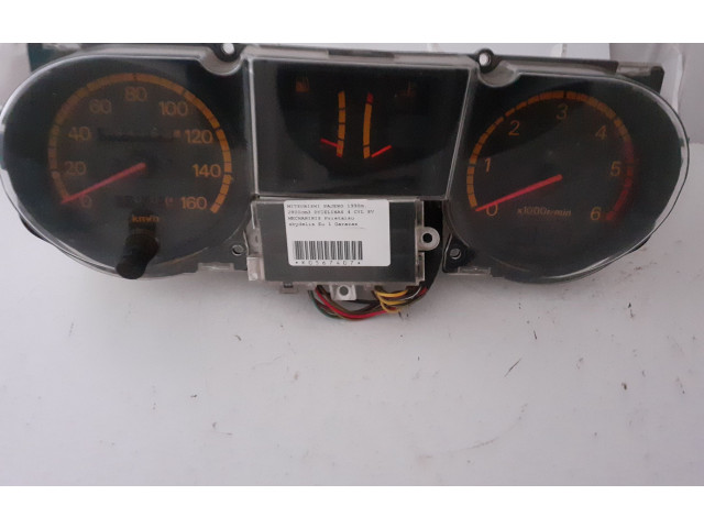 Přístrojová deska Mitsubishi Pajero 1990 MB716928