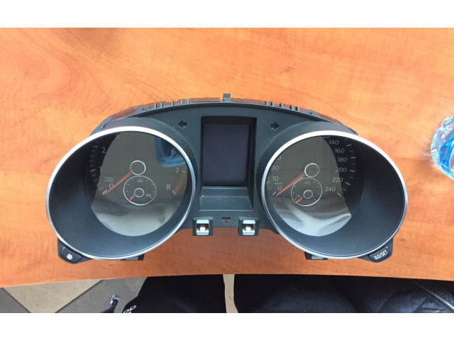 Панель приборов    Volkswagen Golf VI       