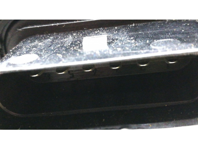 Притягиватель задней крышки