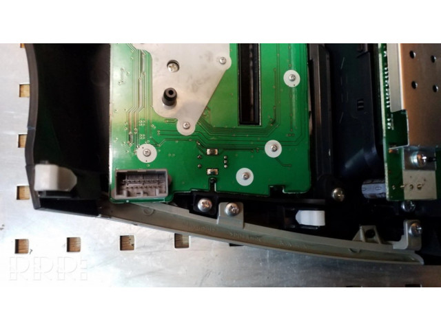 Радио/ проигрыватель CD/DVD / навигация