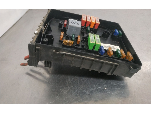 Блок предохранителей 1K1522002   Volkswagen Jetta V    