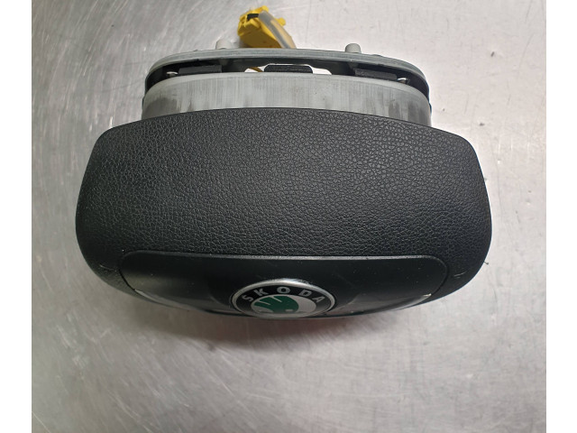 Подушка безопасности водителя 62218052A Skoda Octavia Mk2 (1Z)
