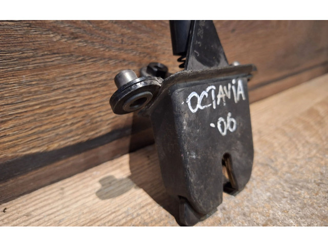 Замок багажника 1Z5827501C, SN3CC    Skoda Octavia Mk2 (1Z) 2004 - 2013 года