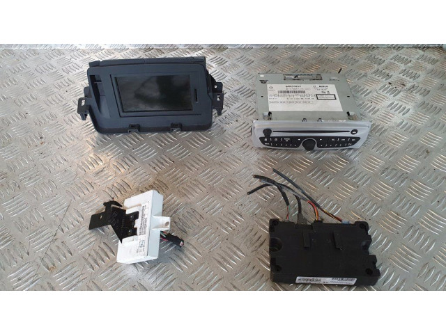 Радио/ проигрыватель CD/DVD / навигация