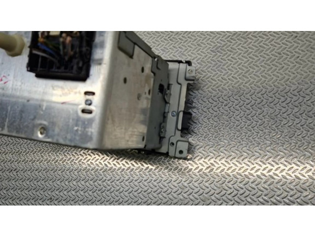 Радио/ проигрыватель CD/DVD / навигация