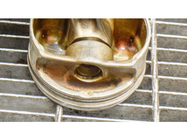 Píst 7838623, 7840918 BMW 5 E60 E61 pro benzínový motor 5.0 S85 B50 A