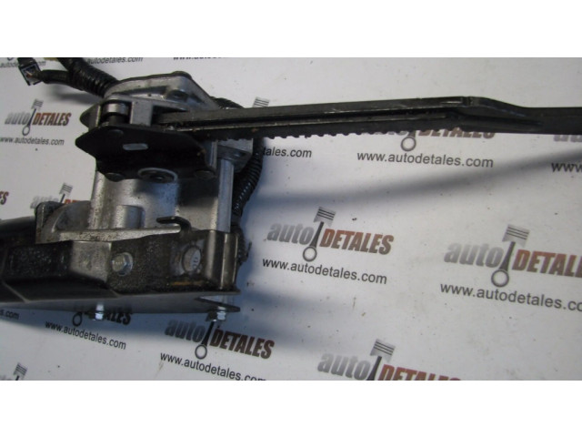 Притягиватель задней крышки