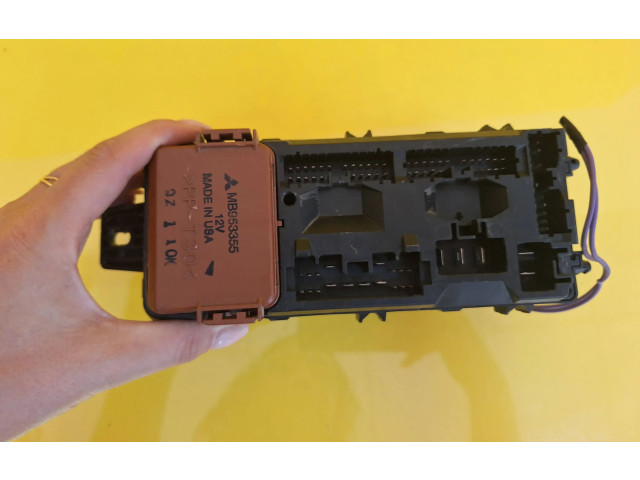 Блок предохранителей MB953355, MR318828 Mitsubishi Carisma