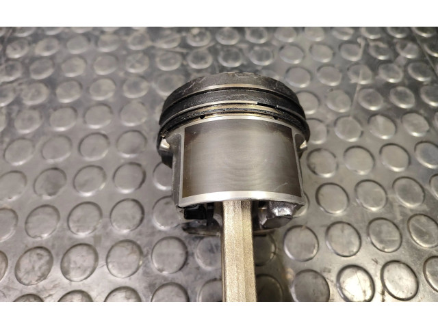 Поршень с шатуном B4XT Subaru Outback