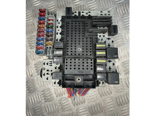 Блок предохранителей  8688153, 000001815990   Volvo S80    